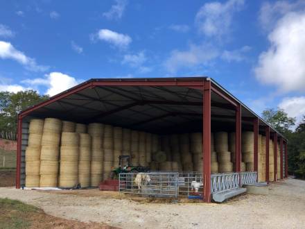 Bâtiment avec poutre de stabilité (pièce structurelle permettant de supprimer un contreventement)